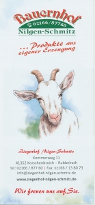 Ein Flyer vom Bauernhof Nilgen Schmitz, Darauf ist in der Mitte das gezeichnete Gesicht einer Ziege zu sehen
